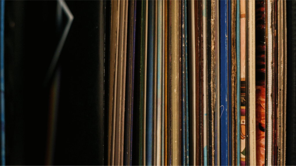 Powrót fizycznego brzmienia: dlaczego płyty winylowe i CD znów są w cenie